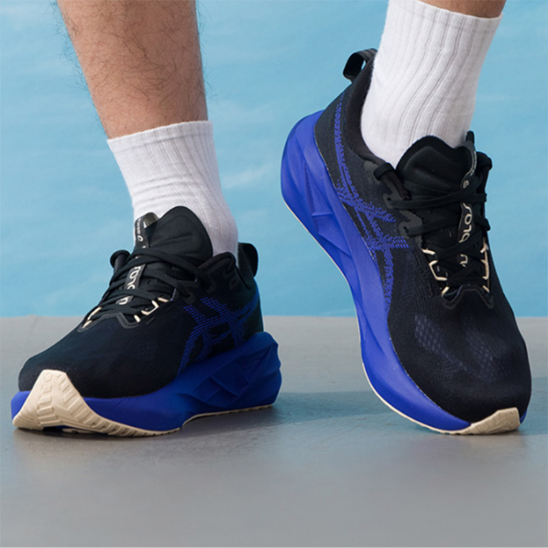 Asics NOVABLAST 5 Nero Blu Roy - Men'S Shoes Navy Blue recensione e prezzo